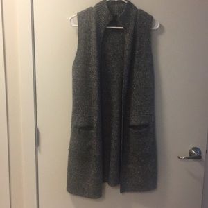 Gray sleeveless long sweater duster.